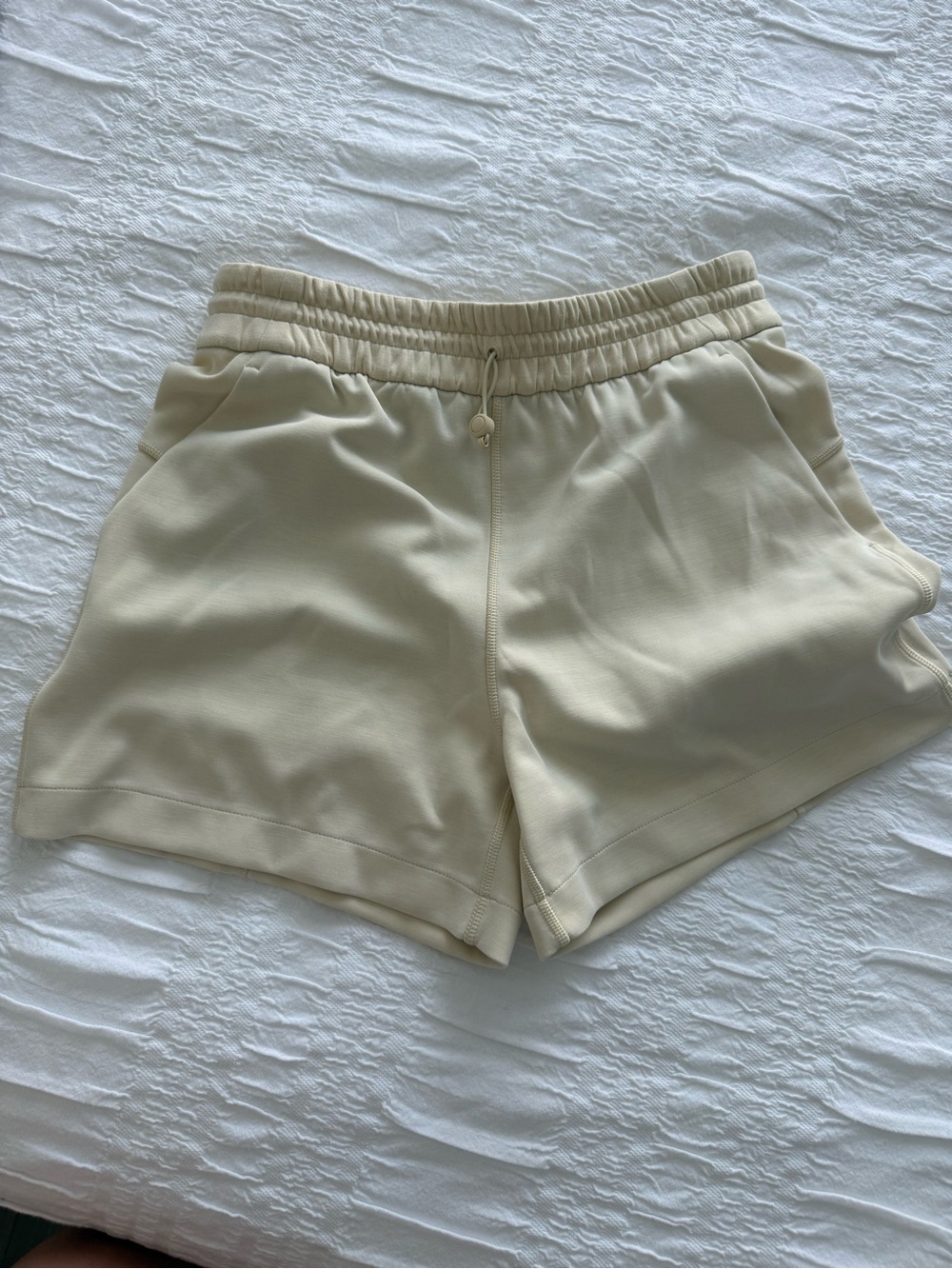Lululemon softstream Women's Cream Drawstring Elastic Waist Shorts